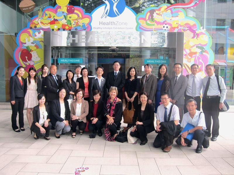 Fotografia de grupo da delegação no Centro de exposição para a educação da saúde