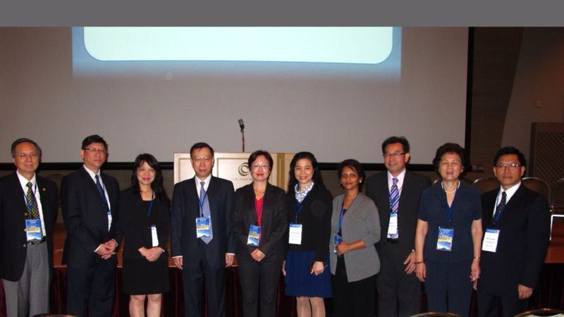 Foto do Presidente da Associação de Controlo do Tabagismo da China, Dr. Huang JieFu, com os representantes de Macau