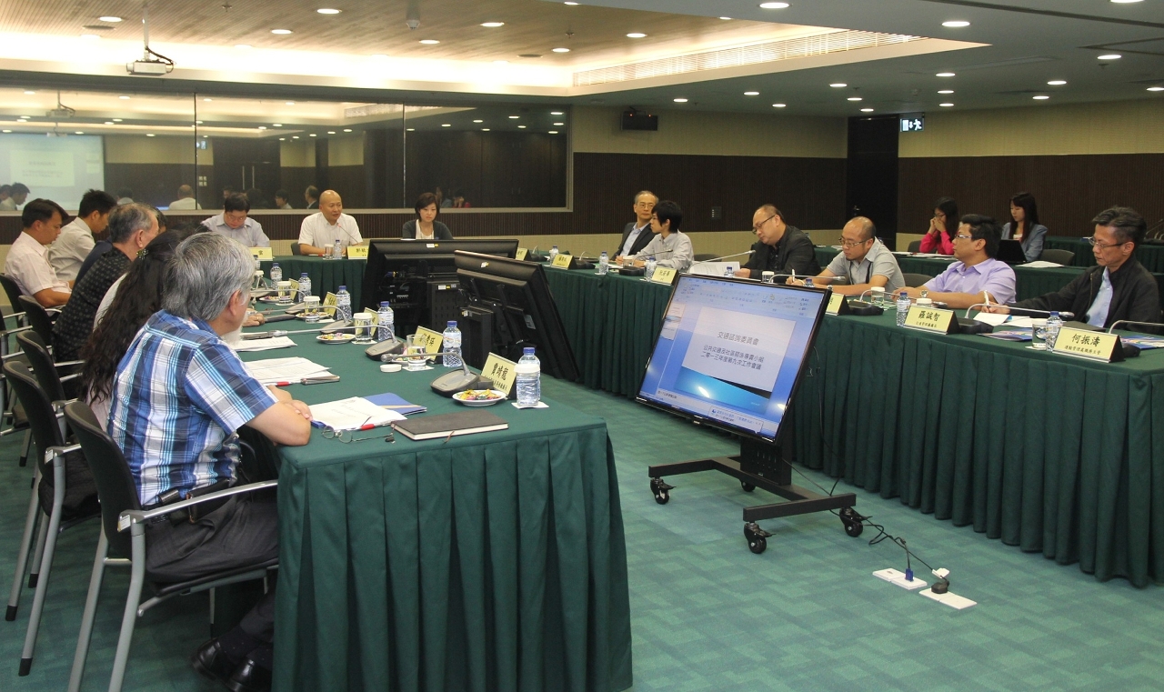 Kuok Keng Man e Wong Suk Yan são, respectivamente, coordenador e coordenador-adjunto do “grupo especializado de transporte público e relacionamento comunitário”