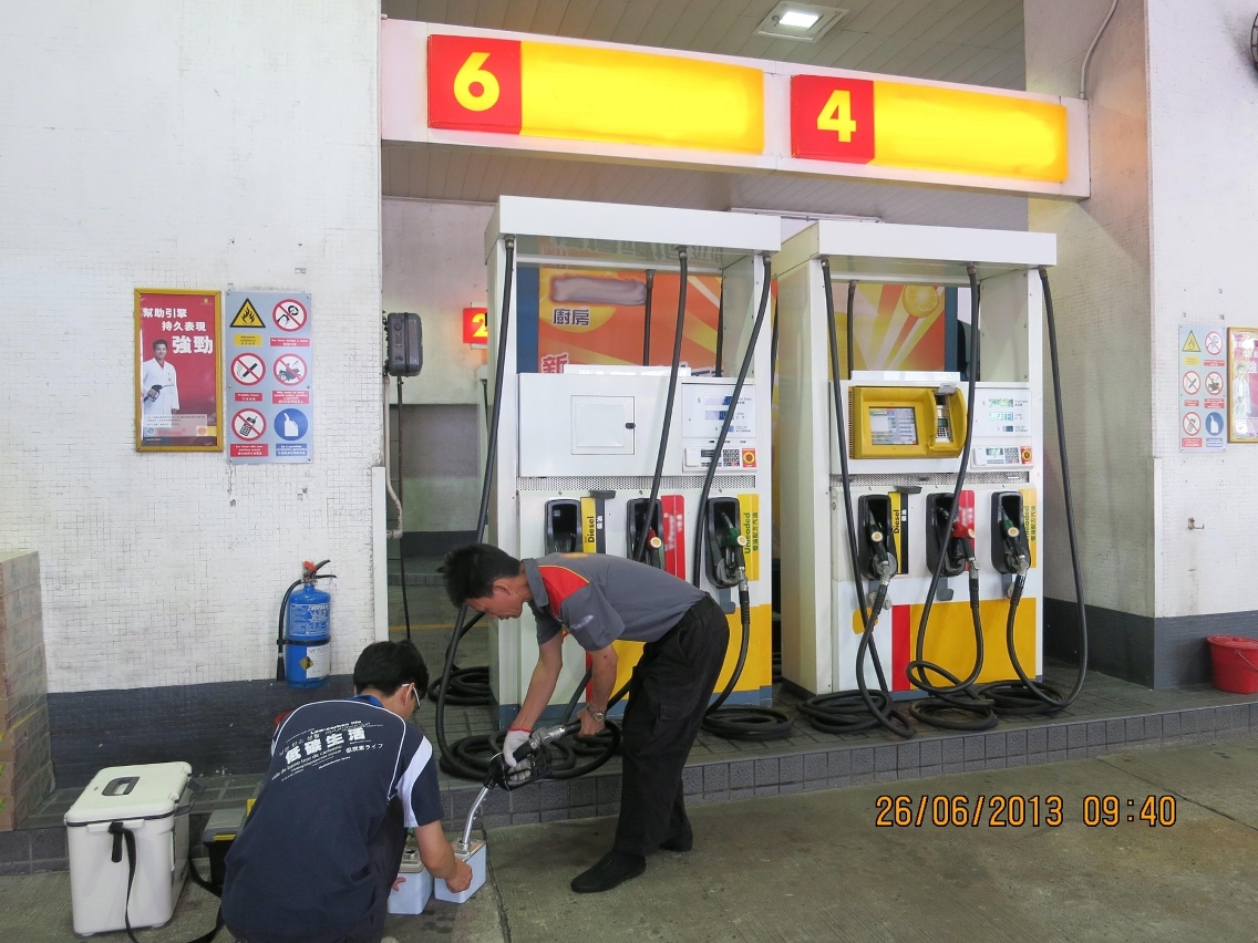 Funcionários da DSPA recolhem amostras de diesel para automóveis, que se encontra à venda em Macau, para análise em laboratório profissional.