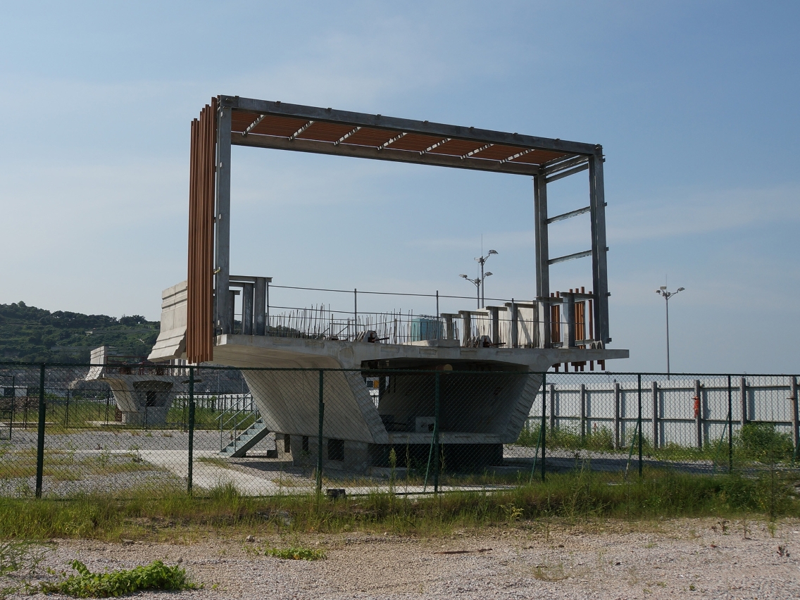 Convés do viaduto curvo em dois sentidos (exemplar das peças pré-fabricadas do viaduto)