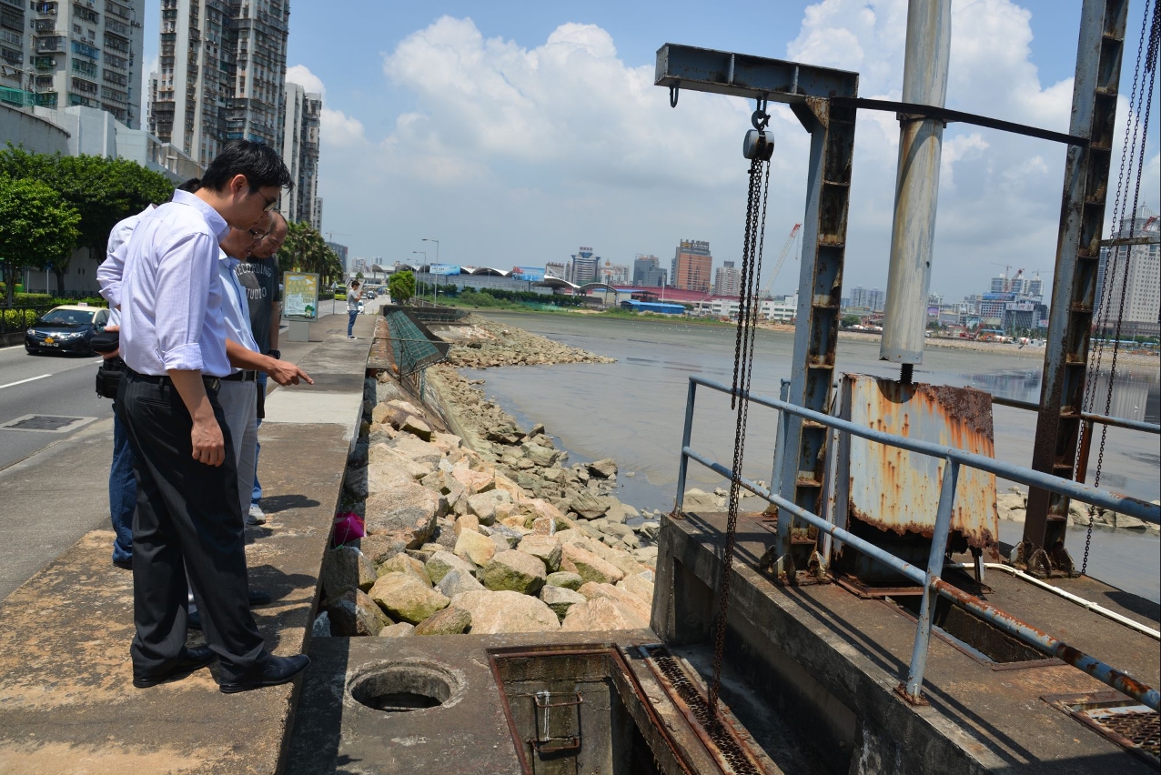 Pessoal da DSPA e do GDI fazem a inspecção na margem do canal junto da Avenida Leste do Hipódromo