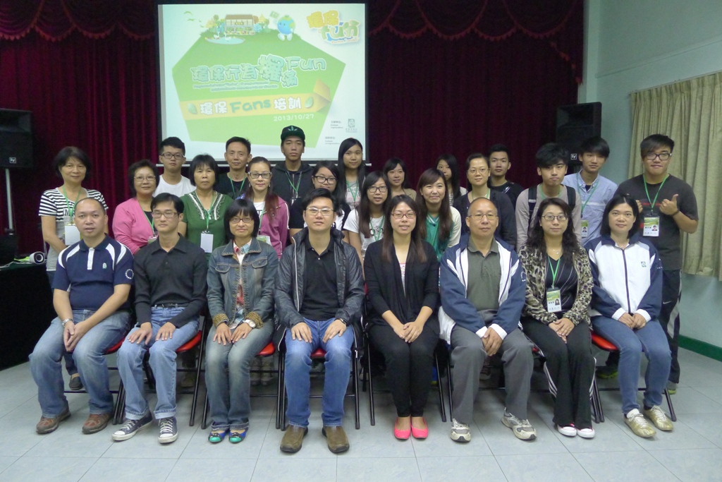 O director da DSPA, Cheong Sio Kei e a vice-presidente da FAOM, Lei Cheng I, foram encorajar os fãs ambientais durante as actividades formativas.