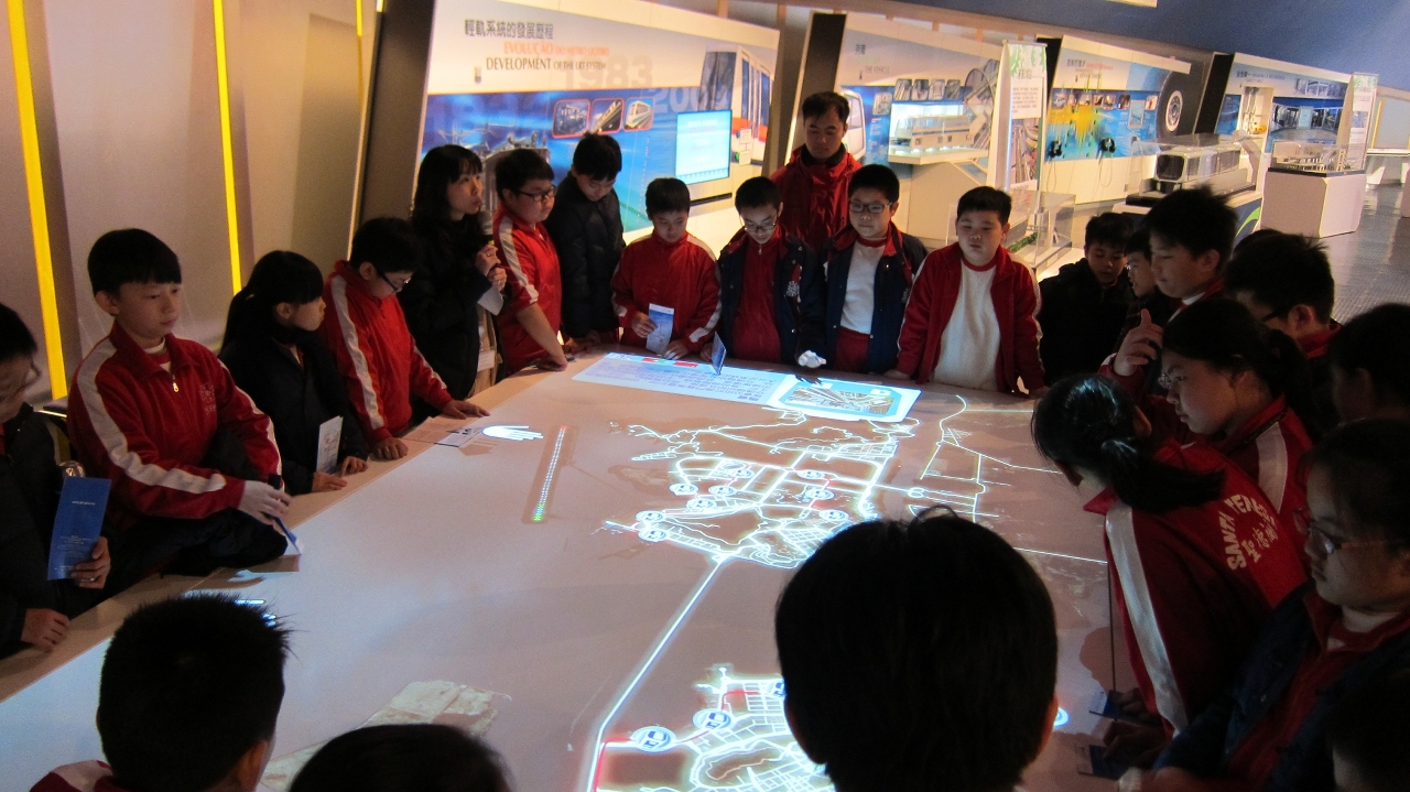 A interpretação guiada orienta os alunos a explorar o Metro Ligeiro nas múltiplas perspectivas