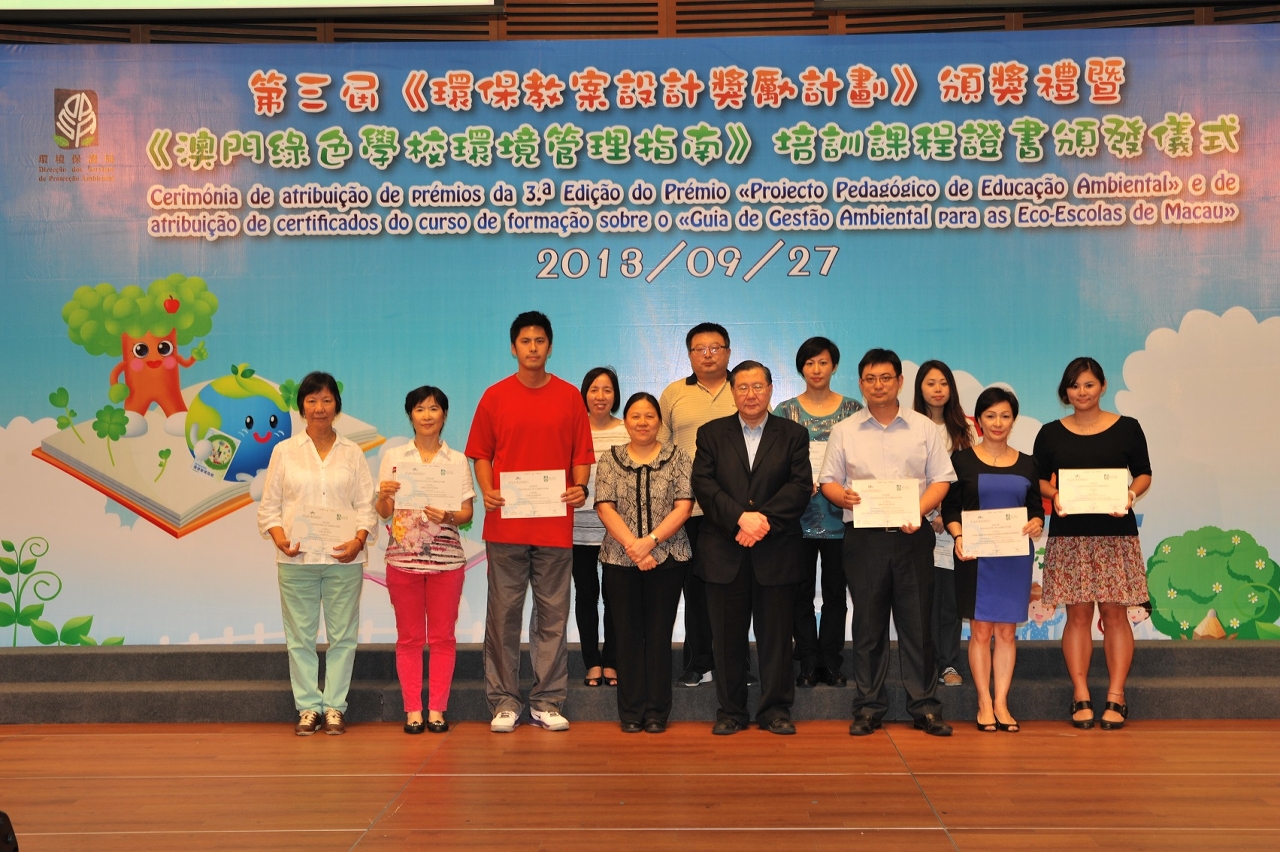 Representantes das escolas com certificado do curso de formação sobre o «Guia de Gestão Ambiental para as Eco-Escolas de Macau»