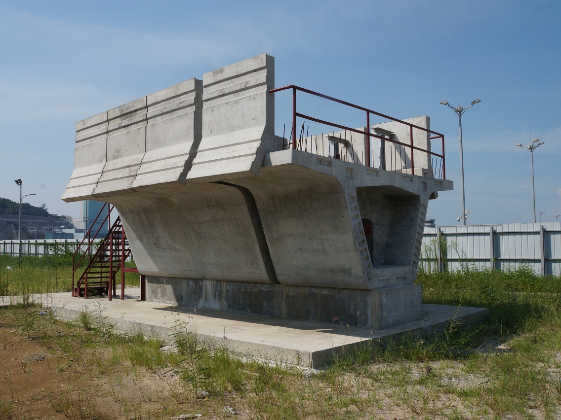 Convés do viaduto rectilíneo em só um sentido (exemplar das peças pré-fabricadas do viaduto)