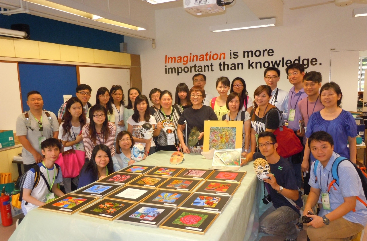 Os docentes premiados no “Projecto Pedagógico de Educação Ambiental” visitaram os trabalhos de educação ambiental dos estudantes em Singapura