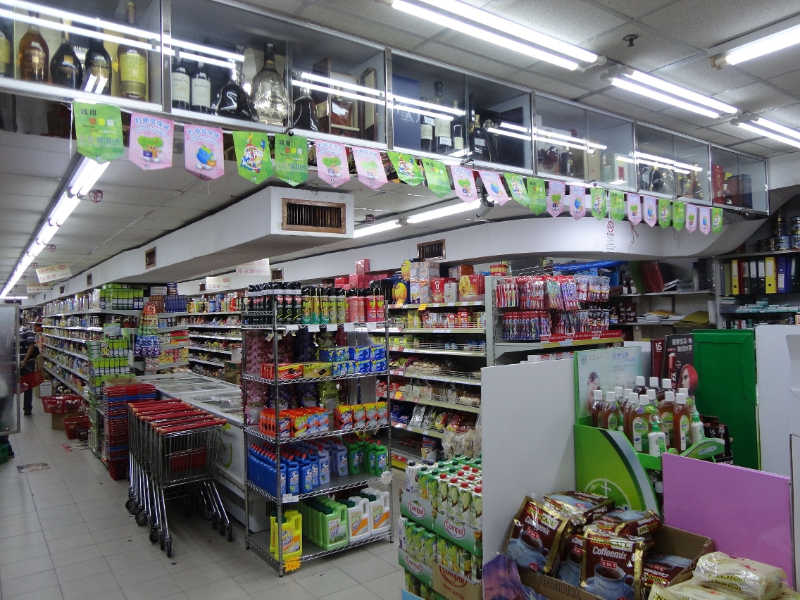 As bandeirinhas de promoção penduradas nos sítios visíveis da loja criam um ambiente vivo de “Redução de plástico”