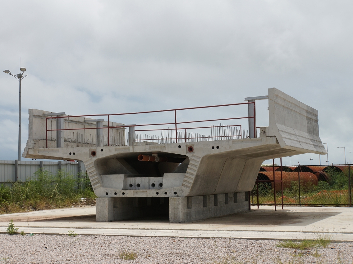 Convés do viaduto rectilíneo em dois sentidos (exemplar das peças pré-fabricadas do viaduto)