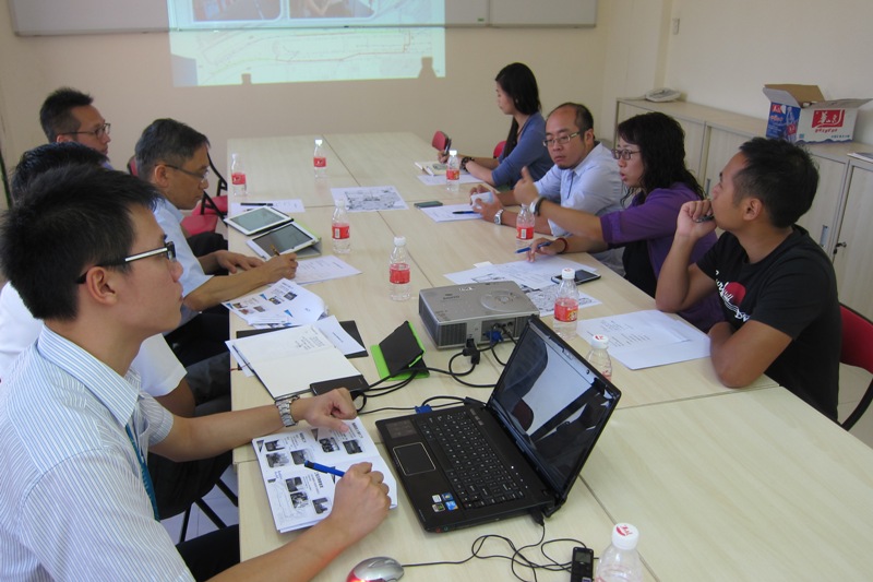Os membros do Grupo estavam a discutir os trabalhos e disposições relacionados com a elevação e equipamento dos viadutos