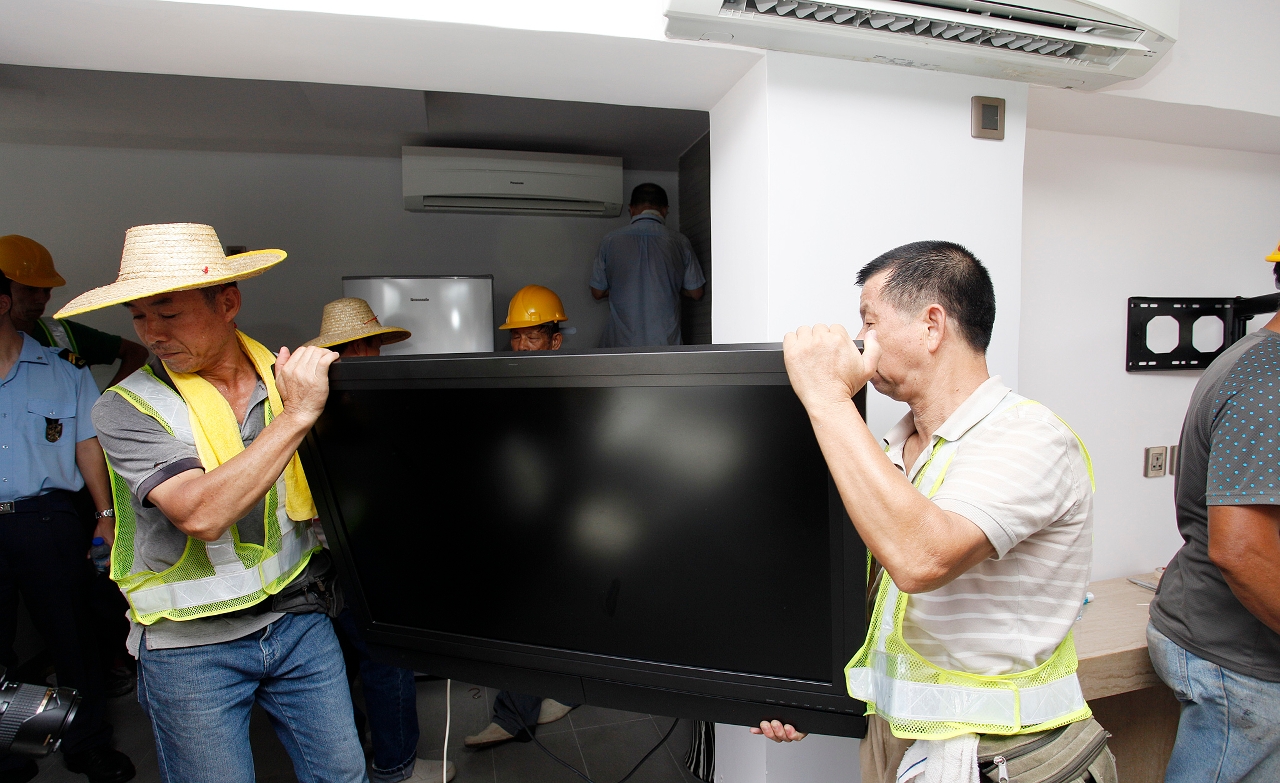A Administração veio realizar hoje uma acção interdepartamental para demolição duma construção clandestina em renovação localizada no terraço do Edifício Hellene Garden