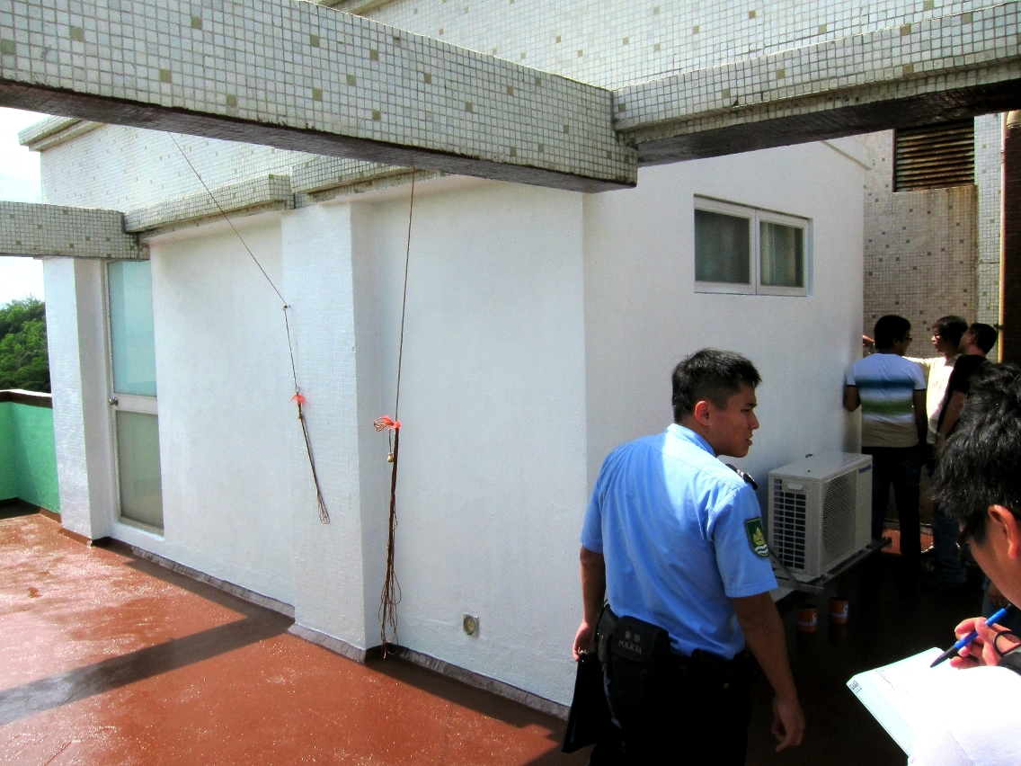 Comportamento egoísta do infractor que ocupou parte do terraço para uso próprio.