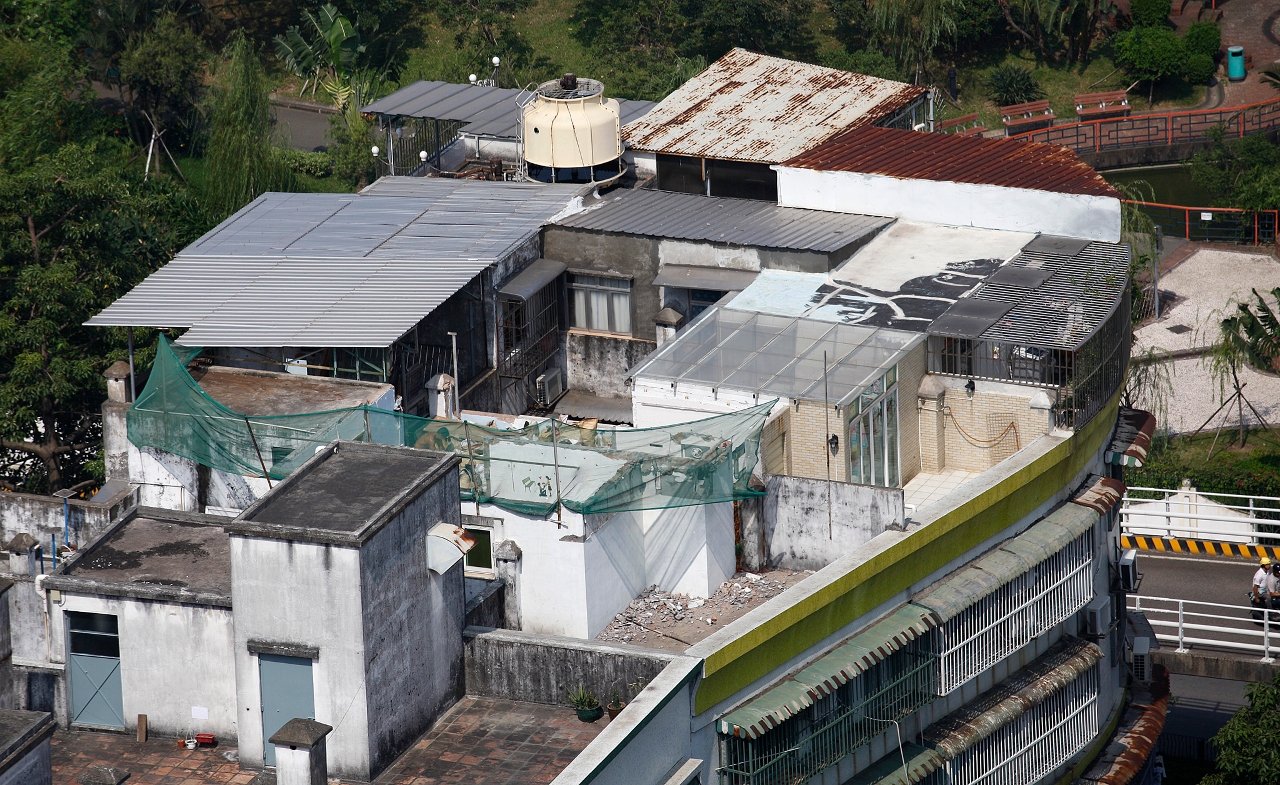 Início da demolição das construções ilegais localizadas no terraço do Edf. Pak Tou, sito na Rua dos Currais, por iniciativa própria dos seus donos