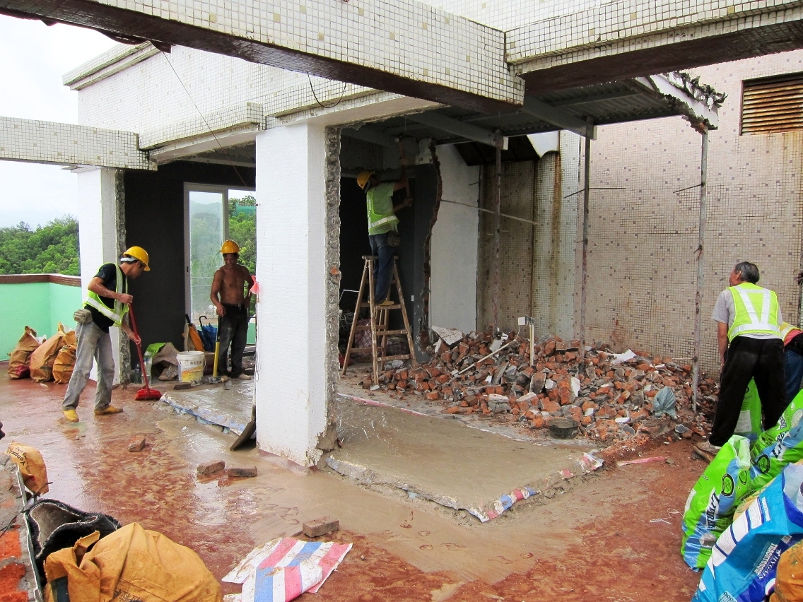 Início da demolição das obras ilegais.