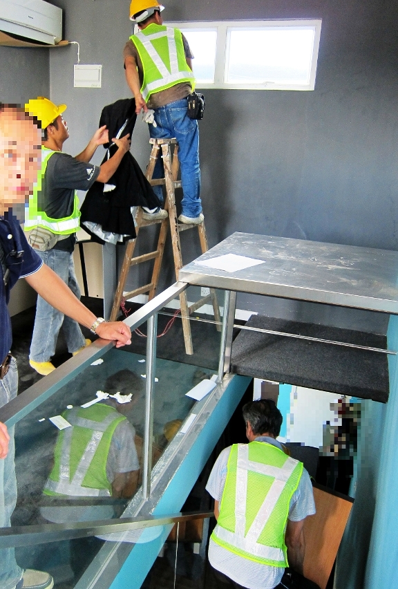 O infractor escavou a laje de modo a formar uma construção de dois pisos duplex.