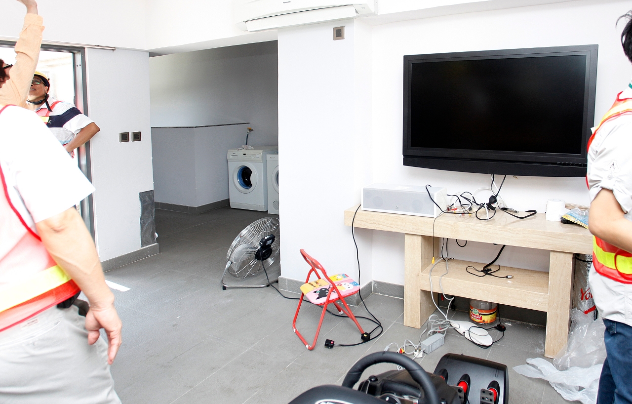 A Administração veio realizar hoje uma acção interdepartamental para demolição duma construção clandestina em renovação localizada no terraço do Edifício Hellene Garden