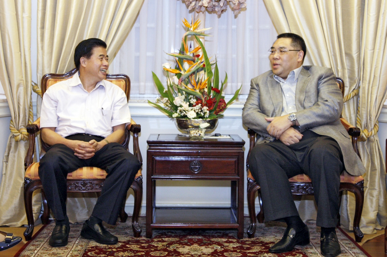 Chefe do Executivo, Chui Sai On, num encontro com o governador da Província de Guangdong, Huang Huahua.