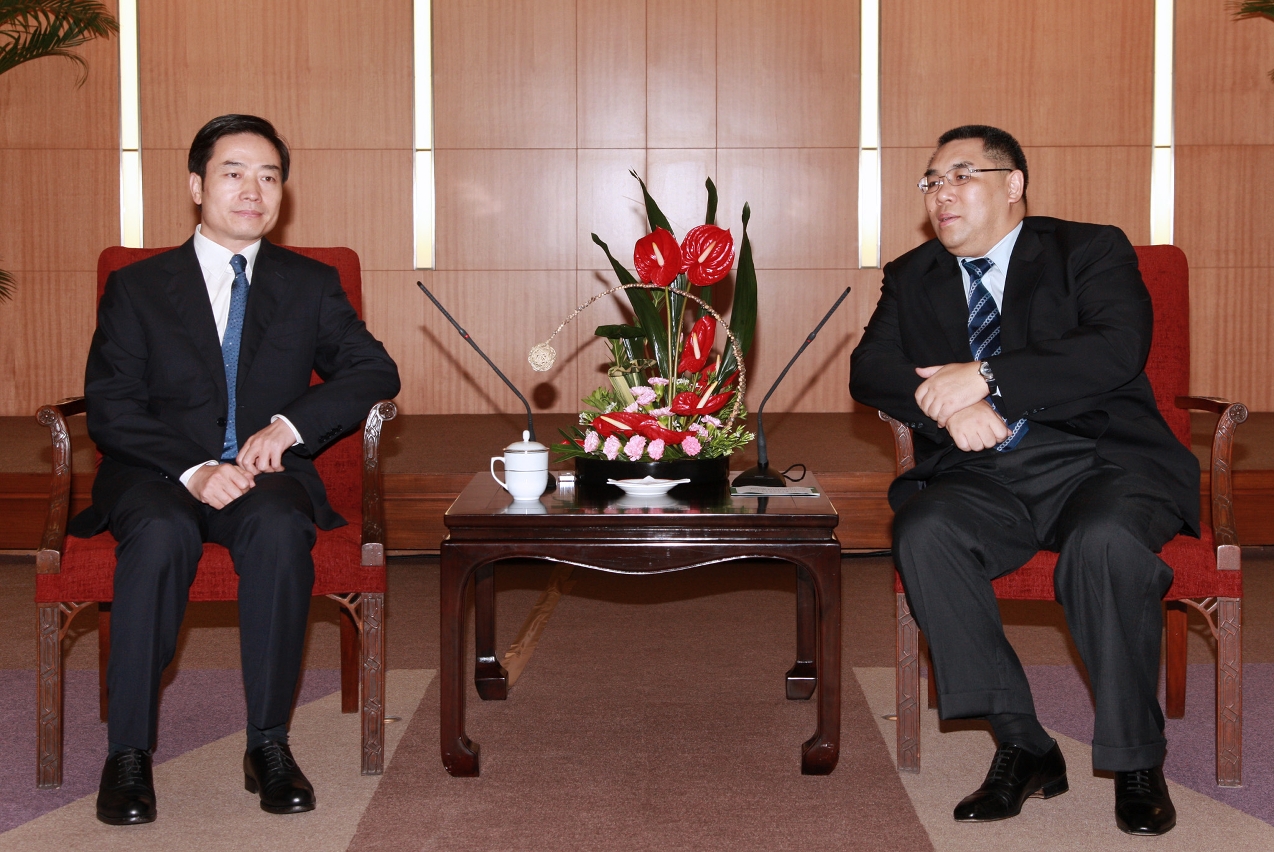 Chefe do Executivo, Chui Sai On, num encontro com o secretário do Comité Municipal de Zhuhai do PCC, Gan Lin.