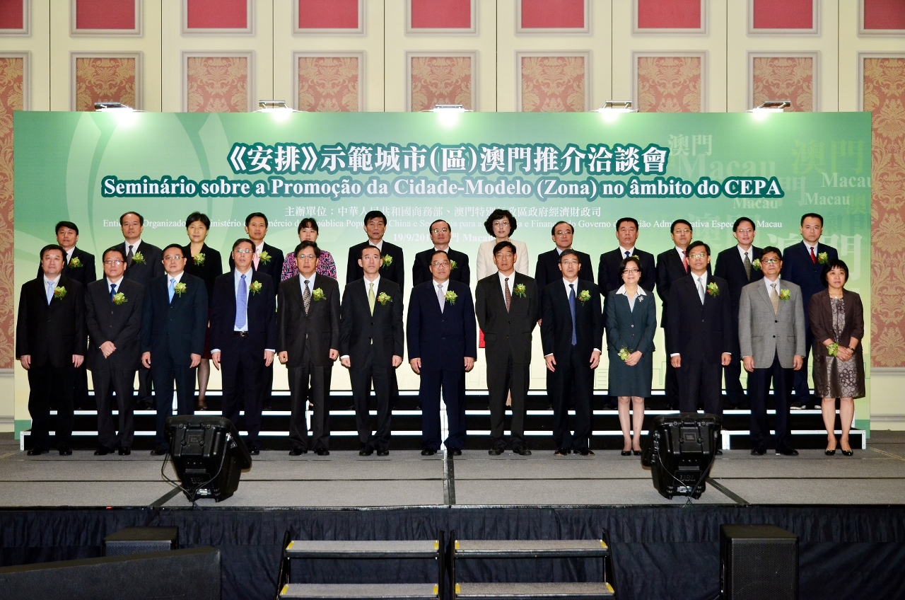 Foto de grupo - principais convidados e dirigentes das 13 cidades-modelo