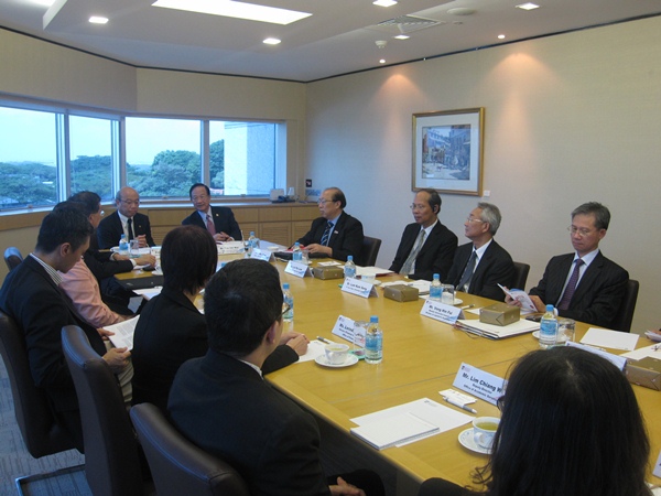 Members of the UM Charter Revision Task Force exchange views with representatives from Nanyang Technological University, Singapore
