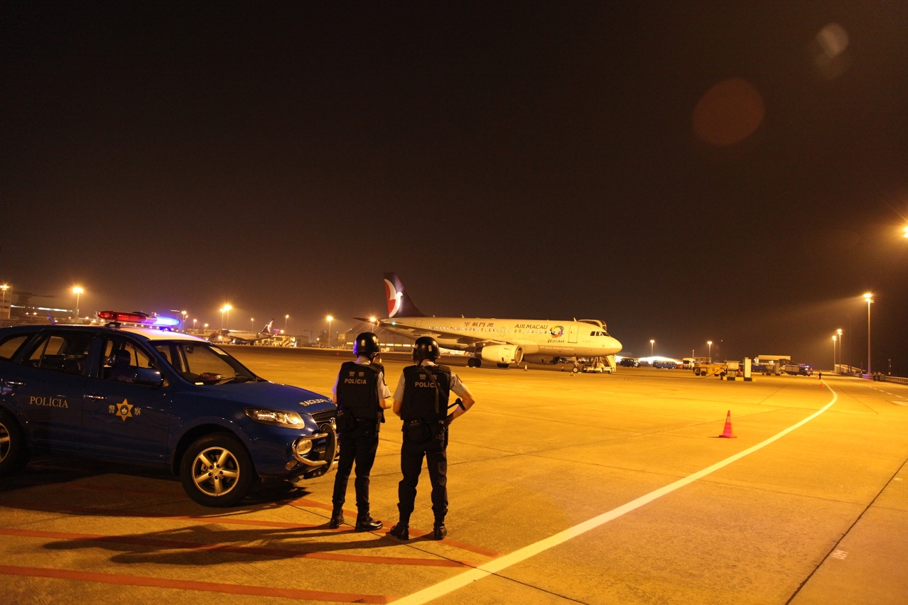 The “Hijacking Exercise 2011” was carried out in Macau International Airport on 18 October 2011, which simulated the scenario of an illegally seized aircraft landing in the Macao airport. The Airport Emergency Plan was immediately activated to respond to the emergency. All passengers were saved.