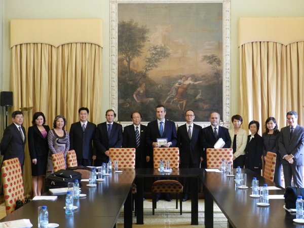 Group photo of the UM Charter Revision Task Force and State Secretary for Higher Education of Portugal João Filipe Queiró