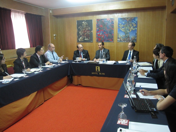Members of the UM Charter Revision Task Force exchange ideas with former Secretary of State for Science, Technology and Higher Education of Portugal Manuel Heitor