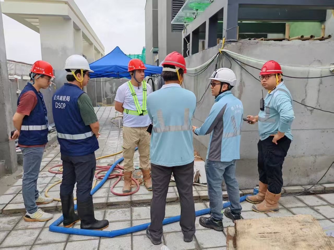 勞工事務局及公共建設局對地盤進行巡查