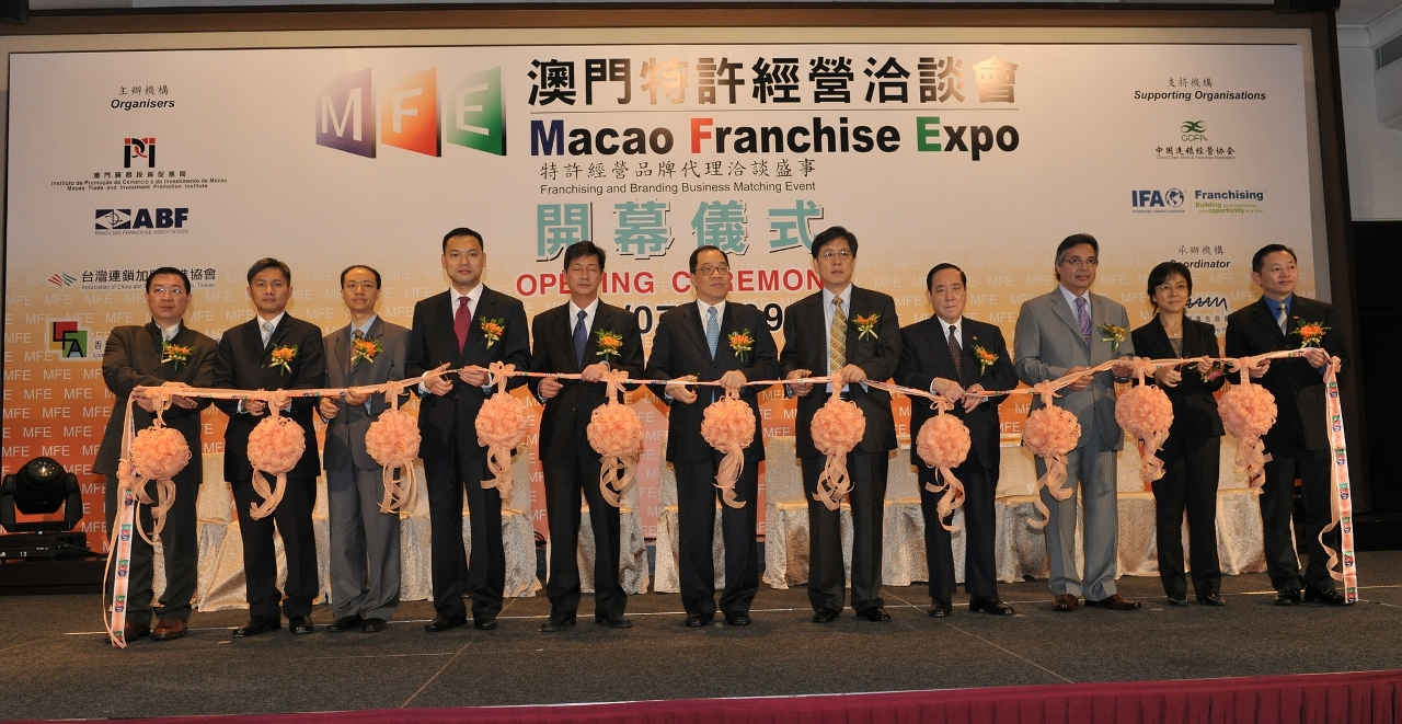Secretary for Economy and Finance, Dr. Francis Tam Pak Yuen (middle), Head of the Economic Affairs Department of the Liaison Office, Mr. Zhou Zhi Kui (fifth on the left), Deputy Commsioner of the Ministry of Foreign Affairs in Macao SAR, Mr. Son Yanbin (fifth on the right), President of Macao Trade and Investment Promotion Institute, Dr. Lee Peng Hong (fourth on the left), Chairman of the Board of Directors of Macao Chamber of Commerce, Mr. Hui Sai Un (fourth on the right), Reprsentative of Representative of the China Chain Store & Franchise Association, Mr. He Yong (third on left) and the Chairman of the Board of Directors of Brazilian Franchising Association, Mr. Ricardo Camargo (third right) and other dignitaries at the opening ceremony of Macao Franchise Expo.