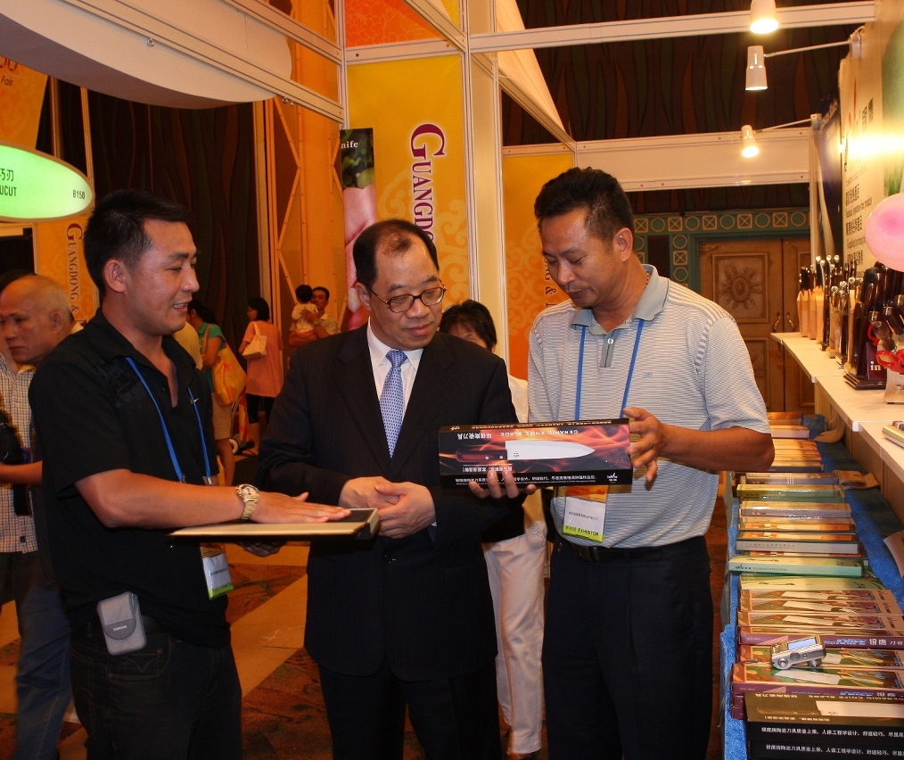 Mr. Francis Tam Pak Yuen, Secretary for Economy and Finance of Macao SAR, Visited the Fair