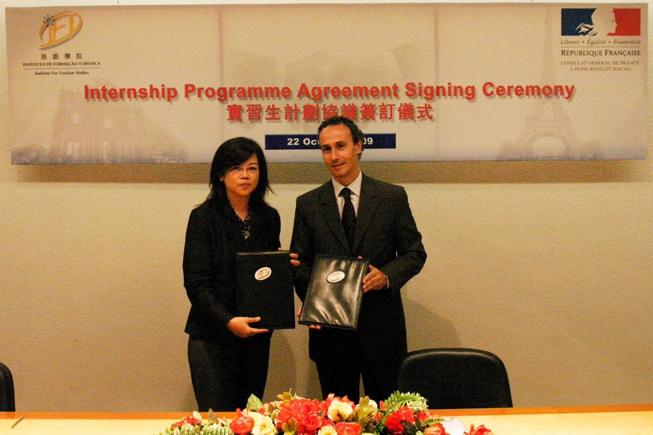 Vice President of IFT, Ms. Florence Ian and the Consul General of France in Hong Kong and Macau, Mr. Marc Fonbaustier signed the agreement.