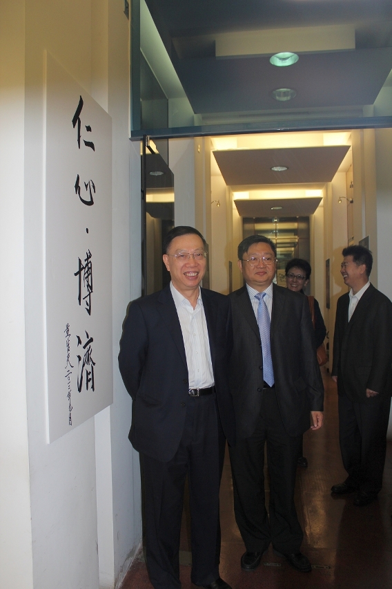 Mr Huang Jiefu, Vice Minister of Health of People’s Republic of China, visiting the exhibition