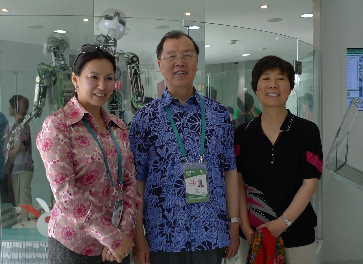 Comissário-geral do Governo Chinês para a Expo Xangai 2010, Hua Junduo, visita Pavilhão de Macau e conhece o funcionamento do mesmo.