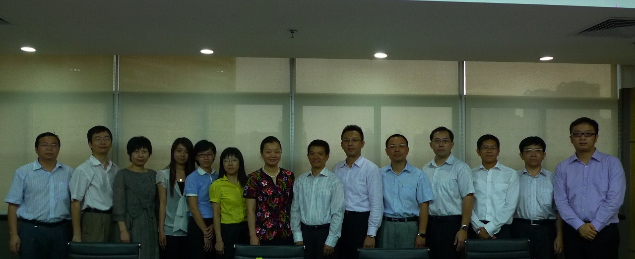 Kou Chin Pang (7.o da direita) e Chen Qianwen, directora do Serviço de Auditoria de Shenzhen (7.a da esquerda), com os técnicos de auditoria das duas regiões