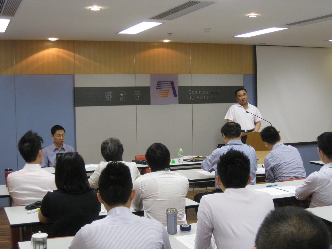 Um momento da acção de formação sobre as técnicas de auditoria às obras públicas dirigida ao pessoal de auditoria do CA, conduzida por Xu Aisheng