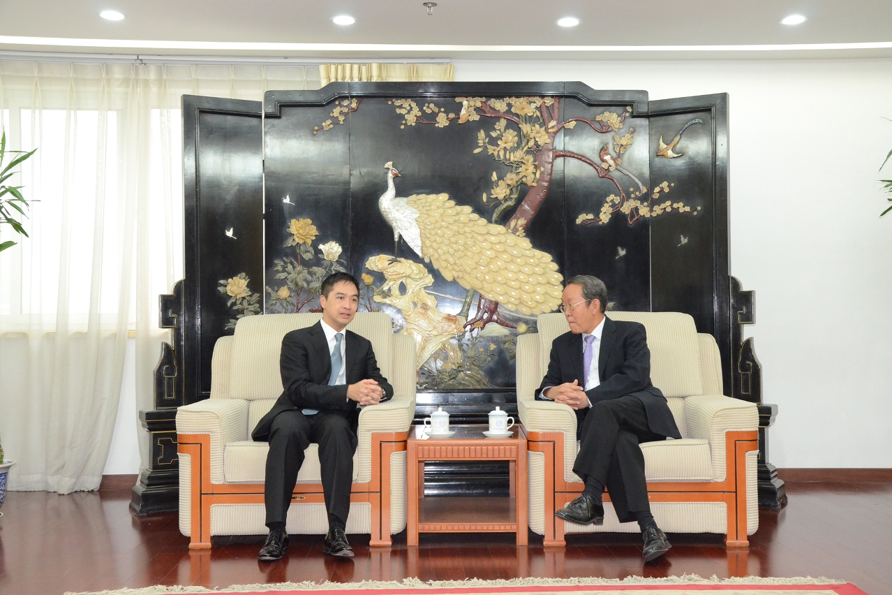 O Comissário da Auditoria Ho Veng On no encontro com Wang Guangya, chefe do Gabinete para os Assuntos de Hong Kong e Macau do Conselho do Estado