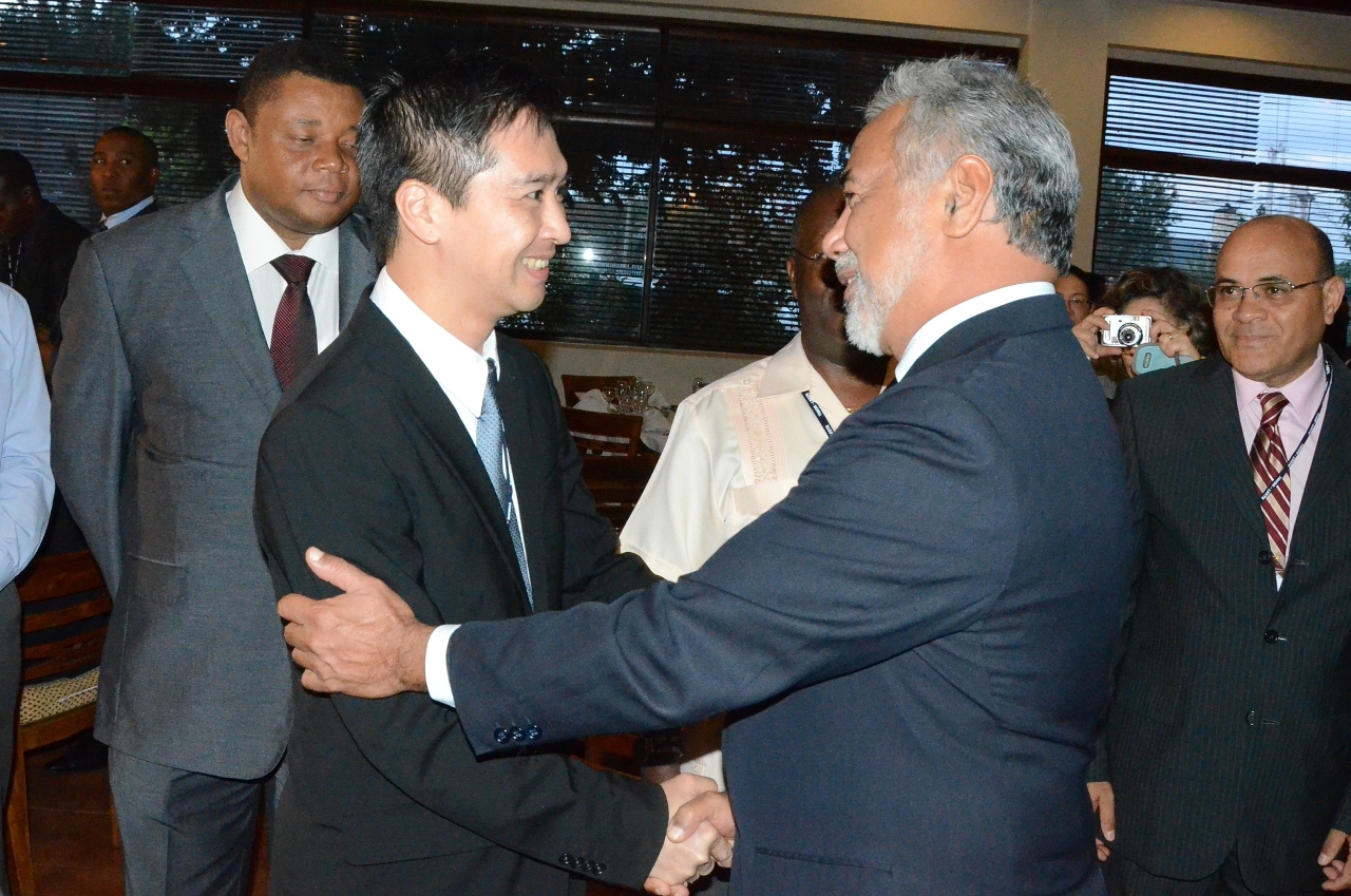 Xanana Gusmão conversando com Ho Veng On, após a cerimónia de encerramento do seminário