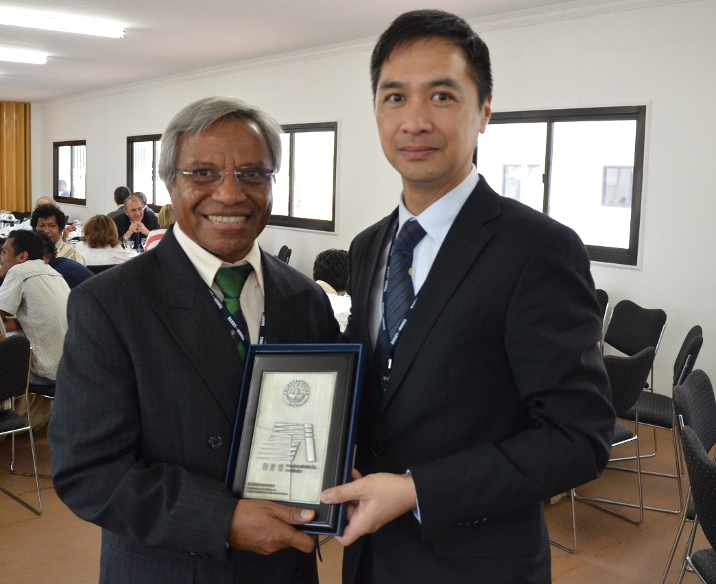 Ho Veng On oferece uma lembrança ao presidente do Tribunal de Contas de Timor-Leste