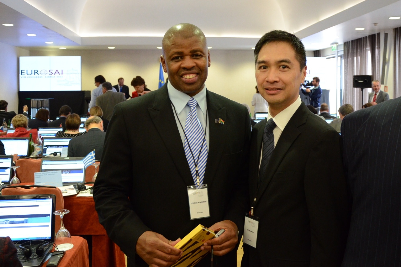 Ho Veng On, à direita, e o Presidente de INTOSAI, Terence Nombembe, no local do Congresso.