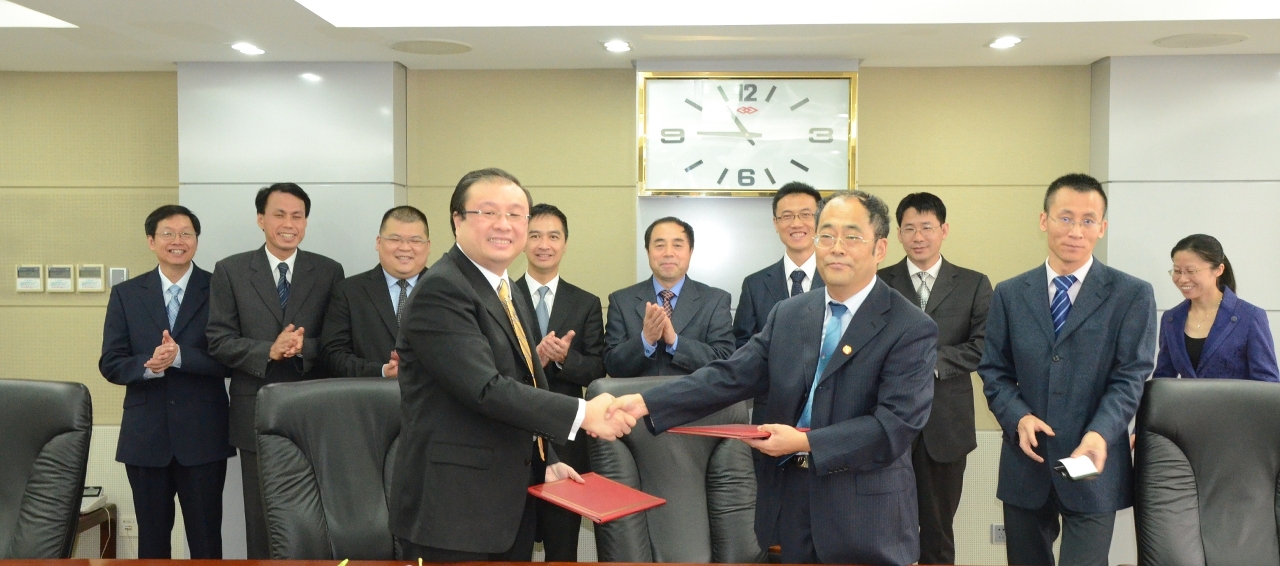 Assinatura do «Protocolo de Cooperação para a Elaboração do Programa Informático de Auditoria in loco (edição de Macau)» por Neoh Hwai Beng, director dos Serviços de Auditoria do Comissariado da Auditoria de Macau, e Wang Zhiyu, chefe do Centro de Tecnologia Informática do Gabinete de Auditoria Nacional