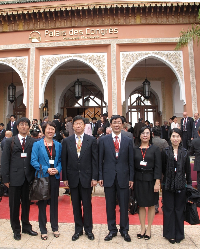O Procurador Ho Chio Meng e o Procurador-Geral da Suprema Procuradoria Popular da RPC, Cao Jianming (3º à direita) em Marrakech