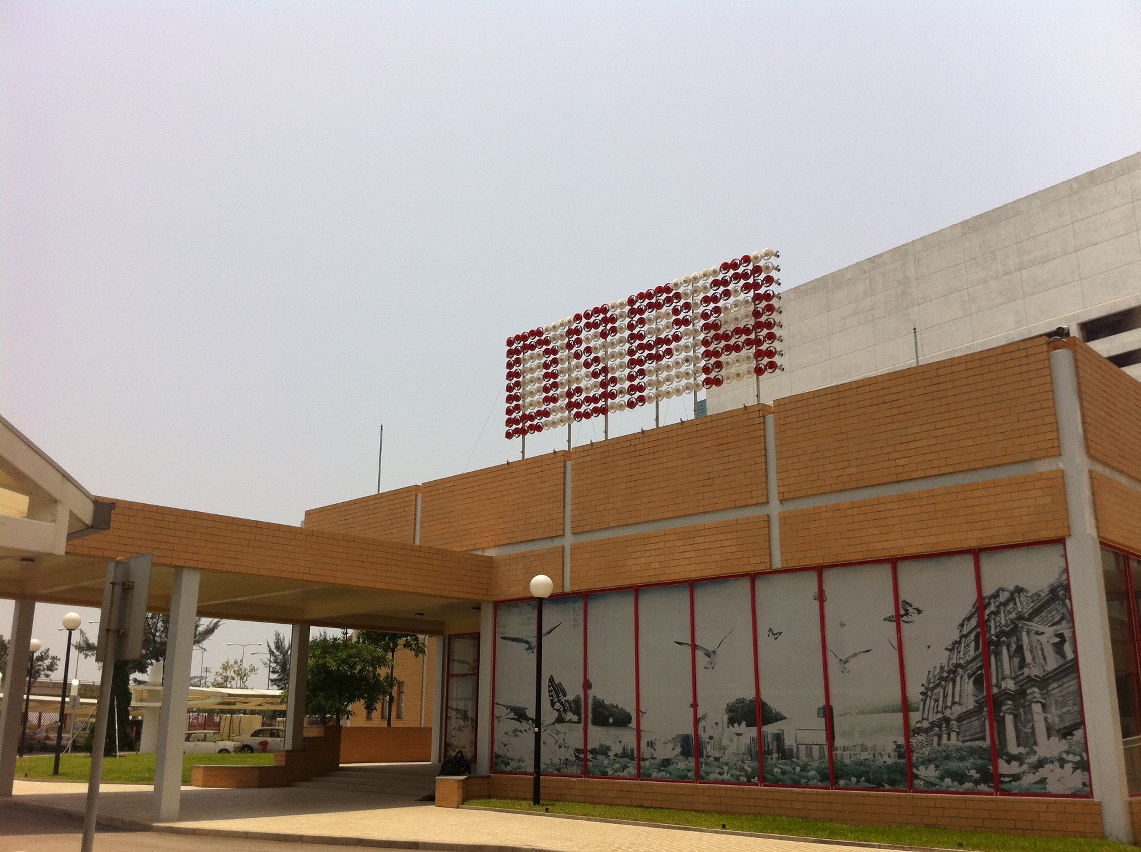Sistema de produção de energia por corrente eólica, instalado na vedação junto à Central de Incineração de Resíduos Sólidos
