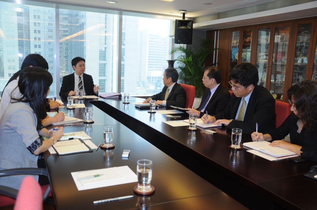 Na reunião com os administradores da empresa operadora da Central de Incineração de Macau, o Director da Direcção dos Serviços de Protecção Ambiental, Cheong Sio Kei, no meio, ordenou a superação com maior vigor das insuficiências da empresa.