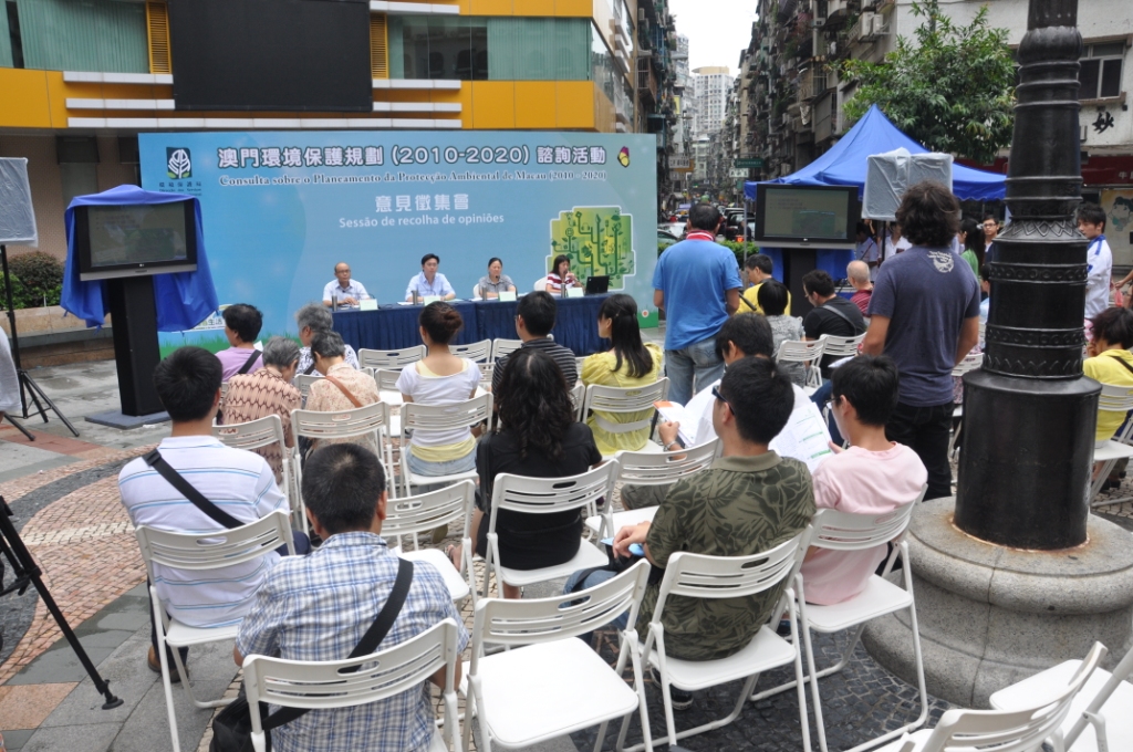 Realização da sessão de consulta de opiniões do público sobre o Documento de Consulta intitulado “Planeamento da Protecção Ambiental de Macau (2010-2020)”, hoje na Rotunda de Carlos da Maia, em Macau.