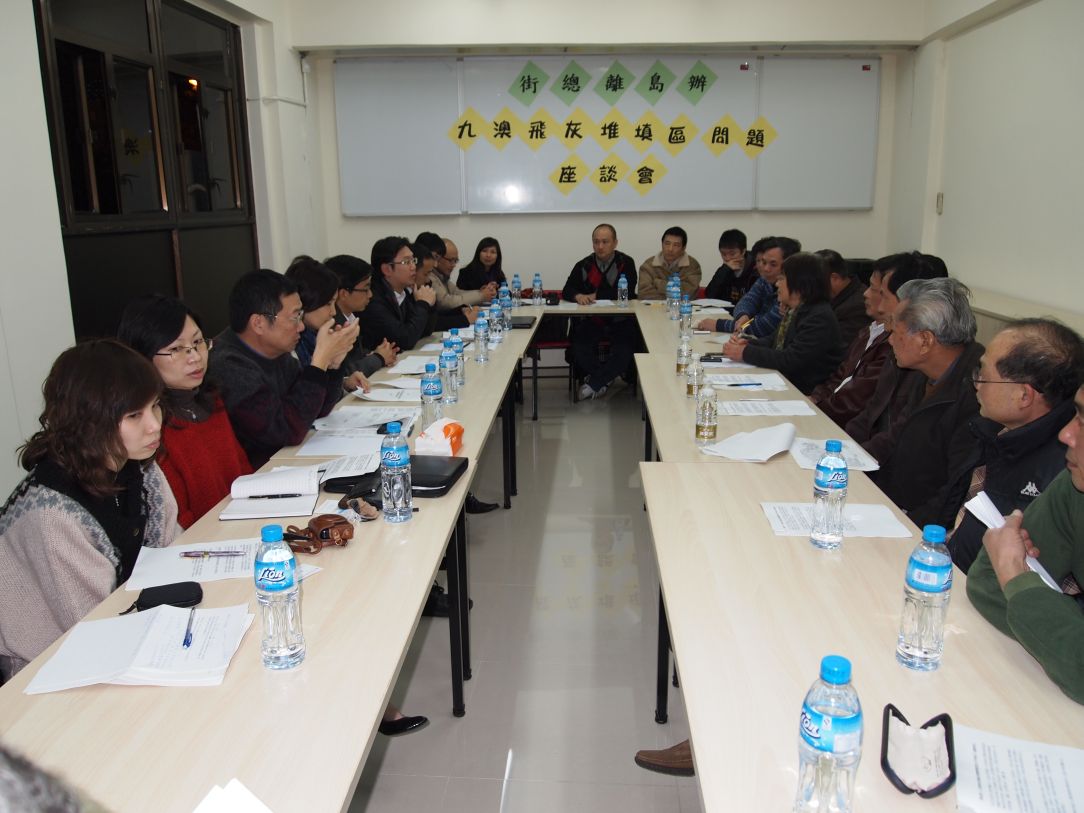 Elementos da DSPA e da Direcção dos Serviços de Saúde participaram na palestra sobre a situação junto ao aterro de cinzas volantes de Ká Hó, organizada pela Delegação nas Ilhas da União Geral das Associações dos Moradores de Macau.