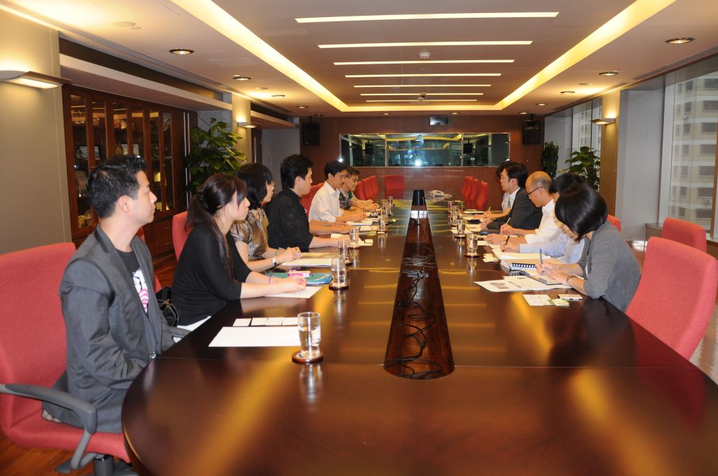 A Direcção dos Serviços de Protecção Ambiental e a Associação de Veículos Motorizados de Protecção Ambiental Verde de Macau trocaram opiniões sobre a política de implementação do uso de eco-veículos.