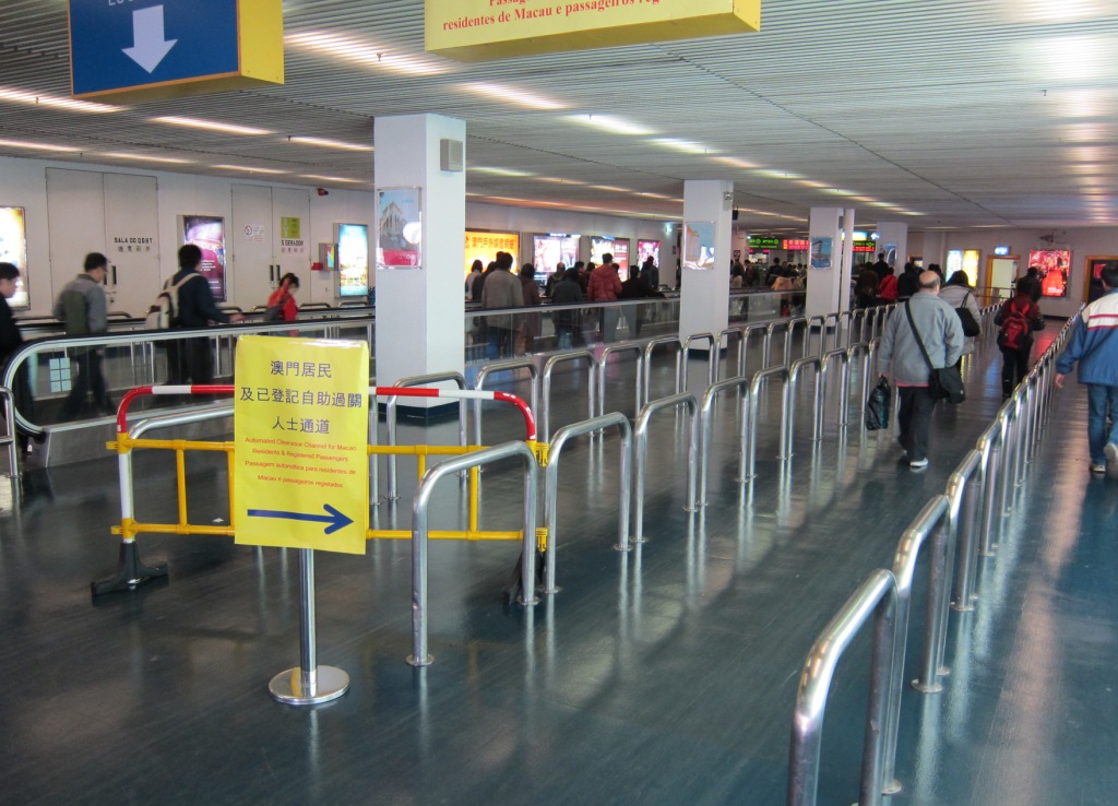 Barreiras e placas informativas para controlo de fluxo instaladas nos canais de entradas do terminal
