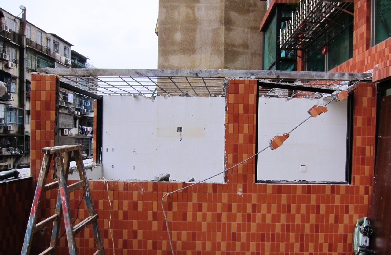Na fachada exterior da construção clandestina executada no terraço foi feito o mesmo acabamento em ladrilho ao da fachada do edifício, numa tentativa ludibriosa.