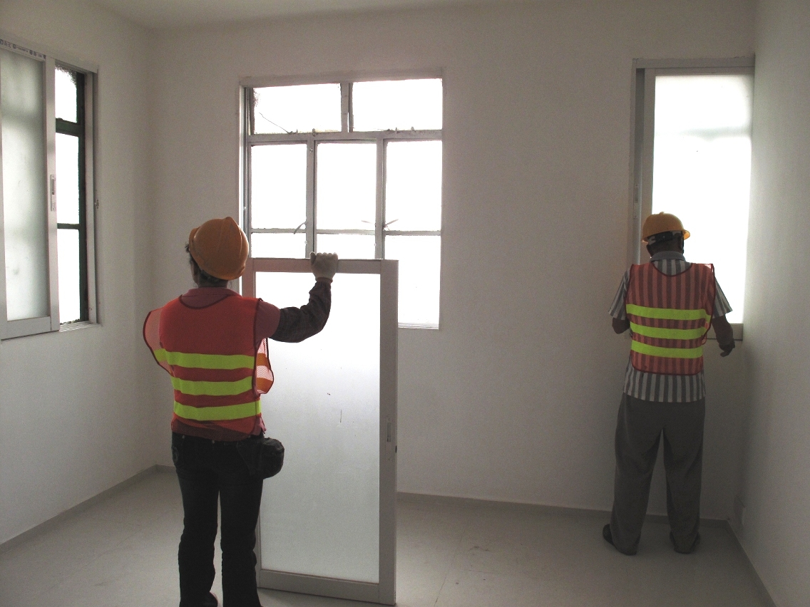 Realização da acção governamental de demolição duma construção clandestina executada ao nível do terraço do Edifício Mei Fu San Chuen cuja obra de renovação estava ainda em curso.