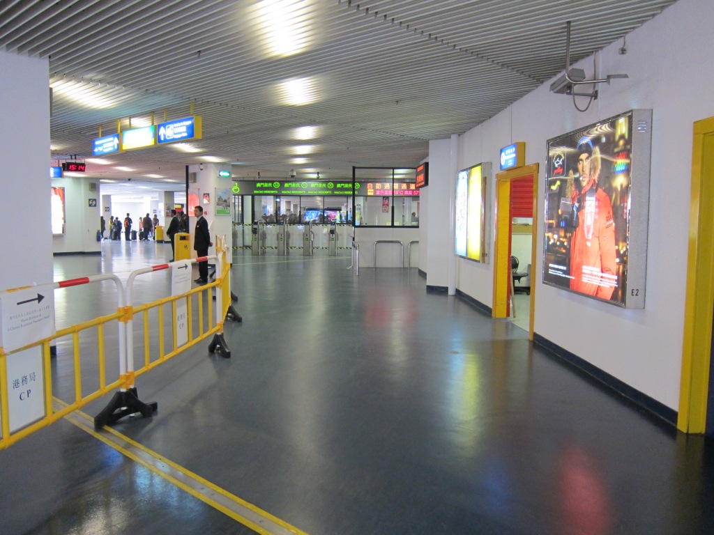 Acesso exclusivo à passagem automática para os residentes de Macau e os residentes de Hong Kong que fizeram registos para utilizar a passagem automática